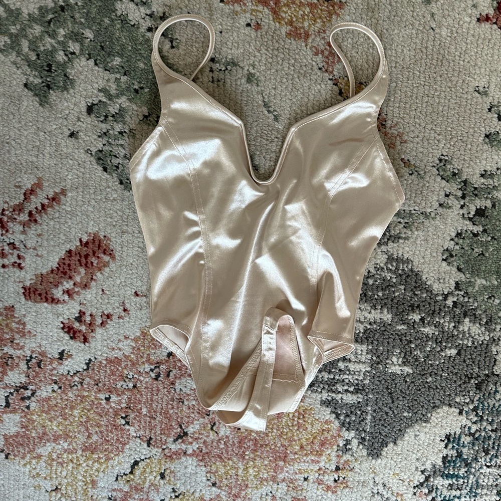 New Urban Outfitters Out From Under Mi Amor Notched Bodysuit Size Small Women’s